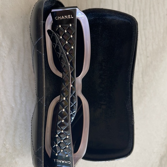 Chanel sunglasses with Chanel case. Perfect condition. Authentic. Photos shown - Picture 6 of 6